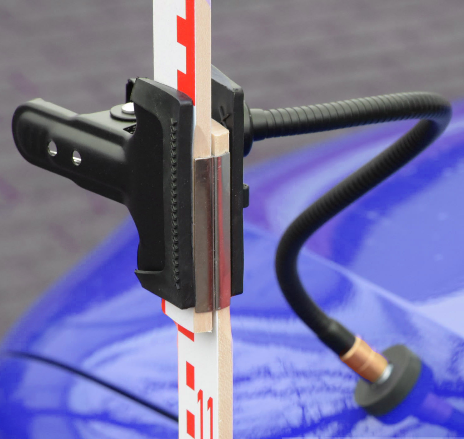 Halter für Geometerstäbe, mit Magnet